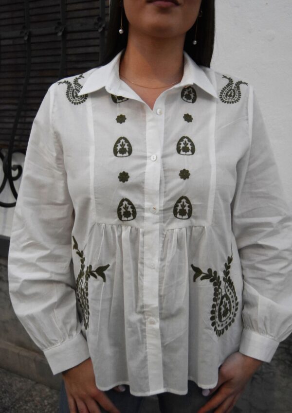 CAMISA BLANCA BORDADO VERDE - Imagen 2